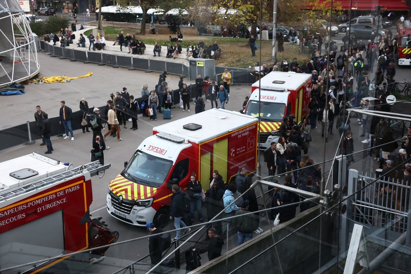 Tentara Prancis dari Operasi Sentinelle mengamankan area di stasiun kereta Gare Montparnasse selama evakuasi di Paris, Prancis, 14 November 2025. (REUTERS/Stephane Mahe)