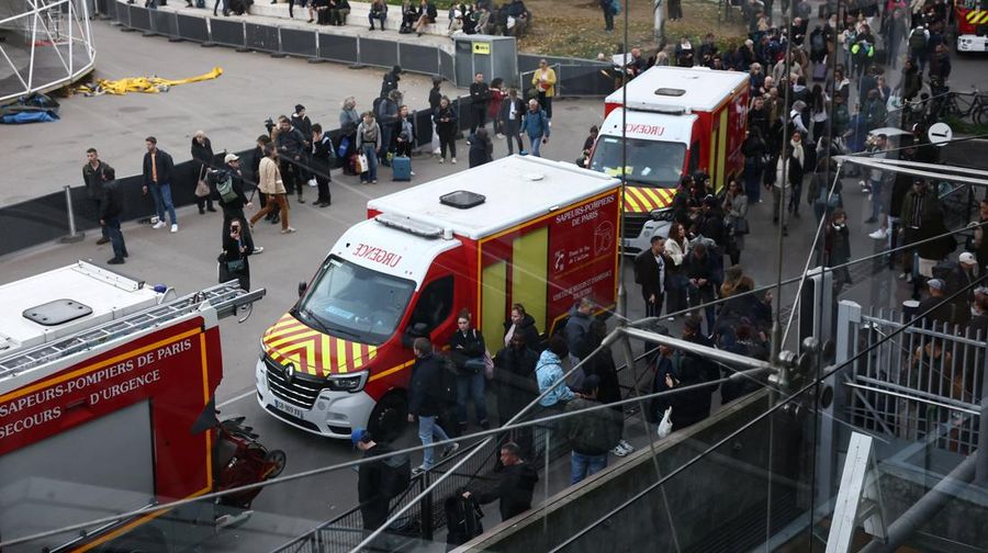 Tentara Prancis dari Operasi Sentinelle mengamankan area di stasiun kereta Gare Montparnasse selama evakuasi di Paris, Prancis, 14 November 2025. (REUTERS/Stephane Mahe)