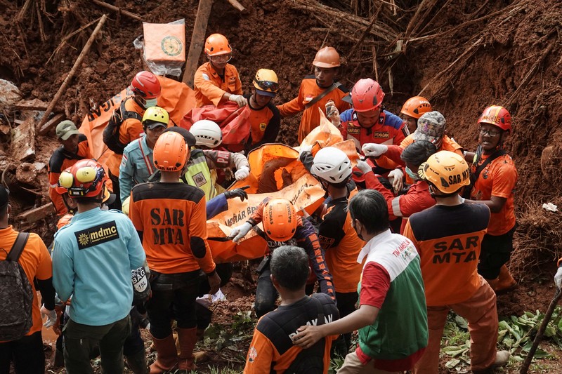Anggota Badan SAR Nasional melakukan pencarian korban dari lokasi longsor yang melanda Desa Cibeunying di Cilacap, Jawa Tengah, Sabtu (15/11/2025). (REUTERS/Stringer)