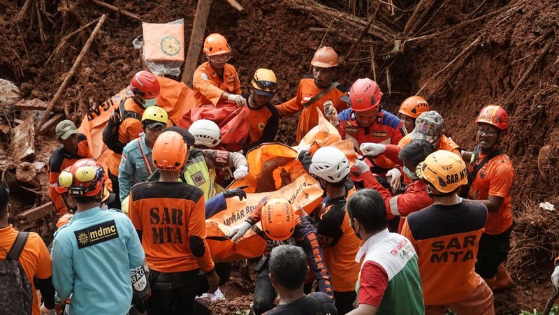 Anggota Badan SAR Nasional melakukan pencarian korban dari lokasi longsor yang melanda Desa Cibeunying di Cilacap, Jawa Tengah, Sabtu (15/11/2025). (REUTERS/Stringer)