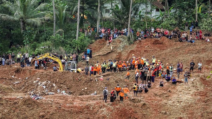 Anggota Badan SAR Nasional melakukan pencarian korban dari lokasi longsor yang melanda Desa Cibeunying di Cilacap, Jawa Tengah, Sabtu (15/11/2025). (REUTERS/Stringer)