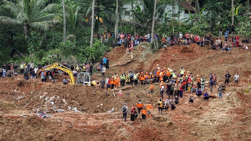 Anggota Badan SAR Nasional melakukan pencarian korban dari lokasi longsor yang melanda Desa Cibeunying di Cilacap, Jawa Tengah, Sabtu (15/11/2025). (REUTERS/Stringer)