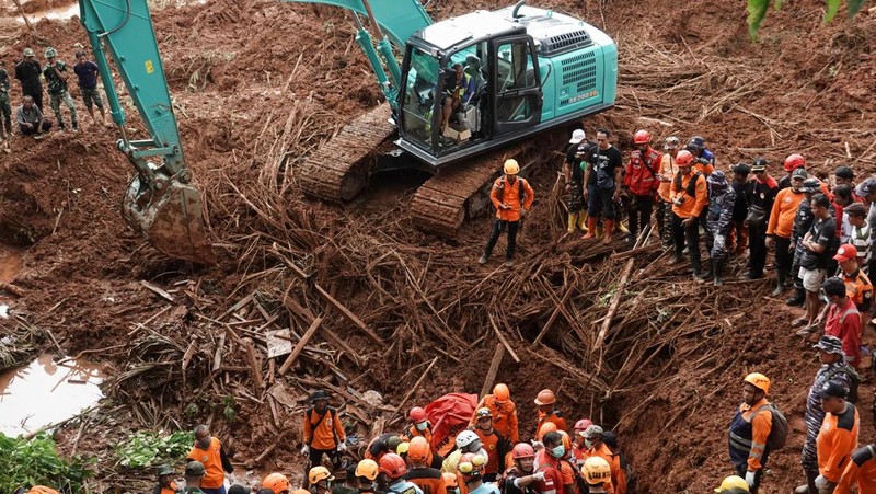Anggota Badan SAR Nasional melakukan pencarian korban dari lokasi longsor yang melanda Desa Cibeunying di Cilacap, Jawa Tengah, Sabtu (15/11/2025). (REUTERS/Stringer)