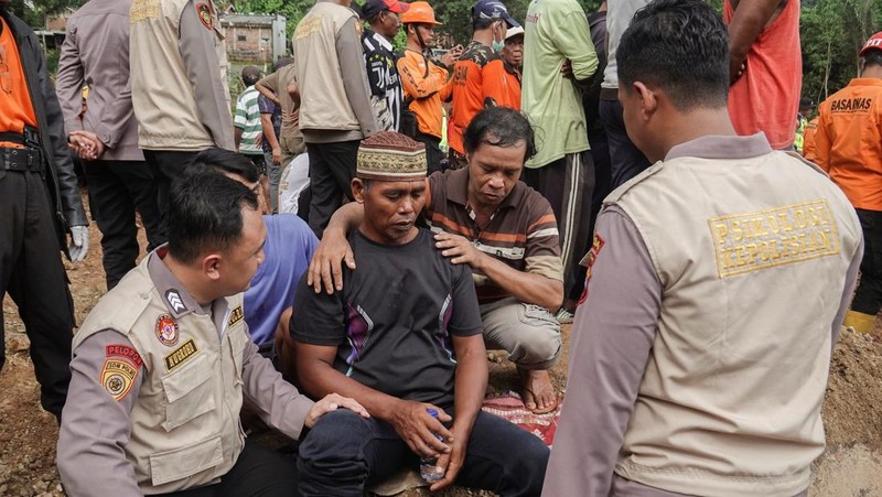Anggota Badan SAR Nasional melakukan pencarian korban dari lokasi longsor yang melanda Desa Cibeunying di Cilacap, Jawa Tengah, Sabtu (15/11/2025). (REUTERS/Stringer)
