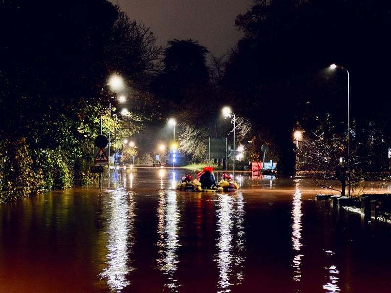 Banjir besar akibat meluapnya Sungai Monnow di Monmouth, Wales, Inggris. (South Wales Fire and Rescue Service/Handout via REUTERS)