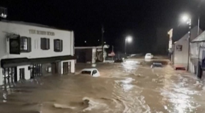 Banjir besar akibat meluapnya Sungai Monnow di Monmouth, Wales, Inggris. (South Wales Fire and Rescue Service/Handout via REUTERS)