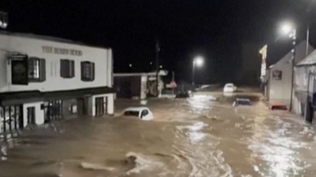 Potret Inggris Dihantam Banjir, Jalan Jadi Lautan-Mobil Tenggelam