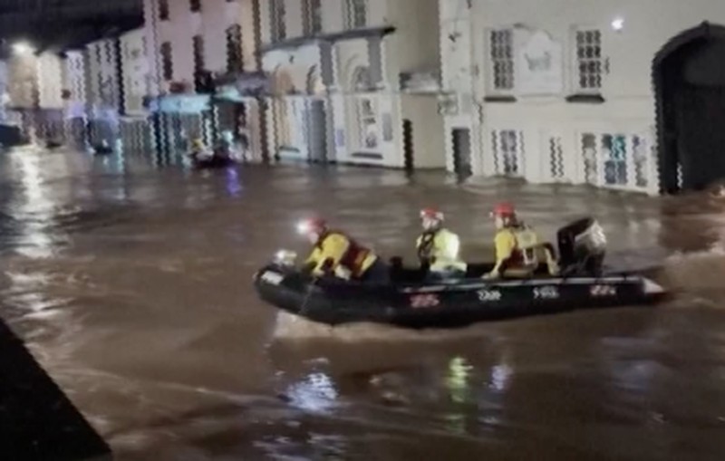 Banjir besar akibat meluapnya Sungai Monnow di Monmouth, Wales, Inggris. (South Wales Fire and Rescue Service/Handout via REUTERS)