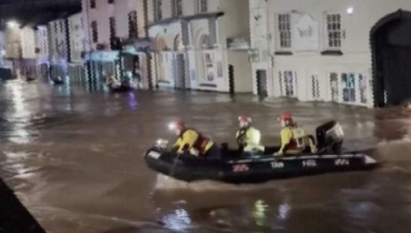 Banjir besar akibat meluapnya Sungai Monnow di Monmouth, Wales, Inggris. (South Wales Fire and Rescue Service/Handout via REUTERS)