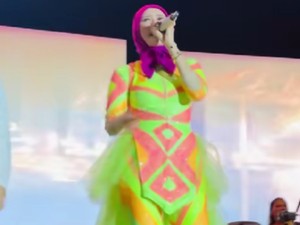 Potret Gaya Hijab Mulan Jameela Saat Nyanyi, Bodysuit Neon Bikin Salah Fokus