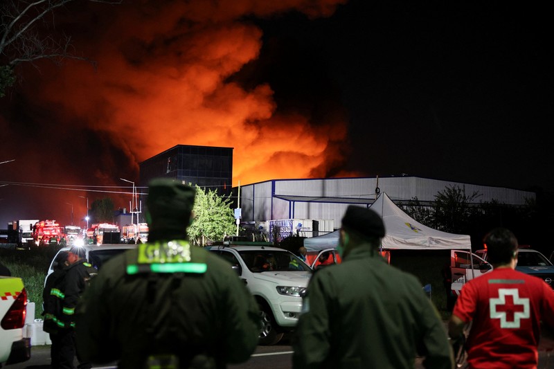 Ledakan terjadi akibat kebakaran di gedung-gedung yang berisi produk agrokimia di kompleks pabrik di kota Carlos Spegazzini, provinsi Buenos Aires, Argentina,Jumat (14/11/2025). (AFP/HANDOUT)