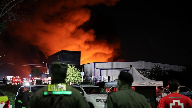 Ledakan terjadi akibat kebakaran di gedung-gedung yang berisi produk agrokimia di kompleks pabrik di kota Carlos Spegazzini, provinsi Buenos Aires, Argentina,Jumat (14/11/2025). (AFP/HANDOUT)