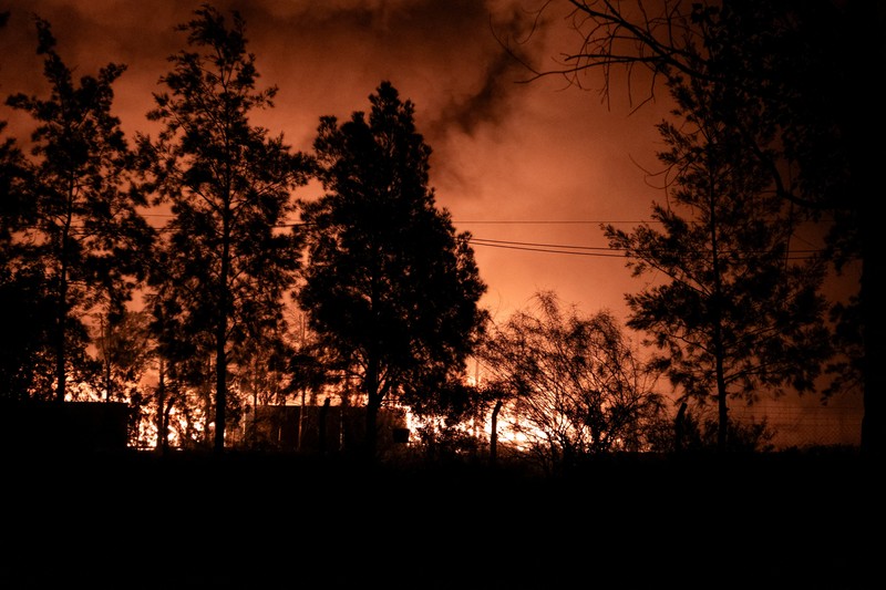 Ledakan terjadi akibat kebakaran di gedung-gedung yang berisi produk agrokimia di kompleks pabrik di kota Carlos Spegazzini, provinsi Buenos Aires, Argentina,Jumat (14/11/2025). (AFP/HANDOUT)