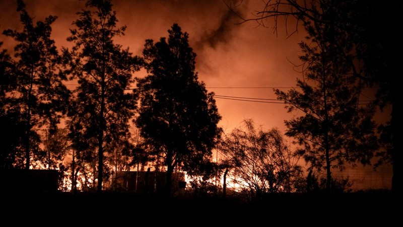 Ledakan terjadi akibat kebakaran di gedung-gedung yang berisi produk agrokimia di kompleks pabrik di kota Carlos Spegazzini, provinsi Buenos Aires, Argentina,Jumat (14/11/2025). (AFP/HANDOUT)