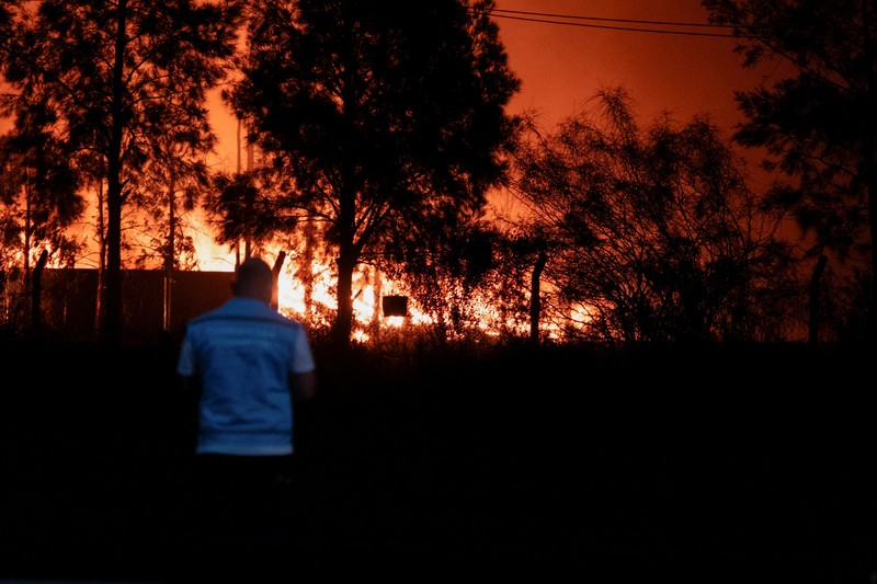 Ledakan terjadi akibat kebakaran di gedung-gedung yang berisi produk agrokimia di kompleks pabrik di kota Carlos Spegazzini, provinsi Buenos Aires, Argentina,Jumat (14/11/2025). (AFP/HANDOUT)