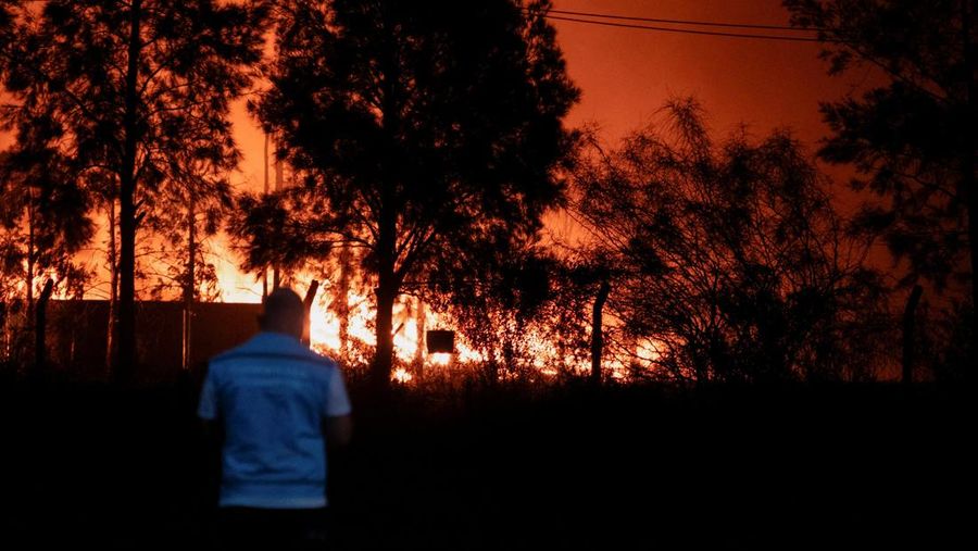 Ledakan terjadi akibat kebakaran di gedung-gedung yang berisi produk agrokimia di kompleks pabrik di kota Carlos Spegazzini, provinsi Buenos Aires, Argentina,Jumat (14/11/2025). (AFP/HANDOUT)