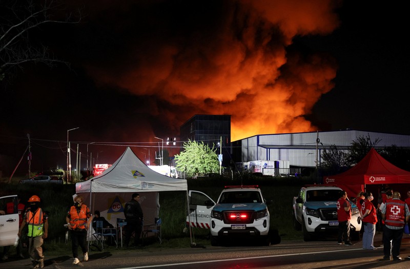 Ledakan terjadi akibat kebakaran di gedung-gedung yang berisi produk agrokimia di kompleks pabrik di kota Carlos Spegazzini, provinsi Buenos Aires, Argentina,Jumat (14/11/2025). (AFP/HANDOUT)