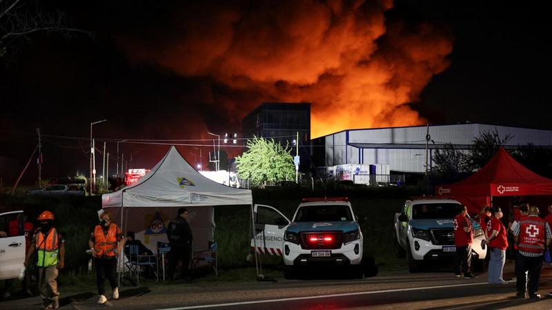 Ledakan terjadi akibat kebakaran di gedung-gedung yang berisi produk agrokimia di kompleks pabrik di kota Carlos Spegazzini, provinsi Buenos Aires, Argentina,Jumat (14/11/2025). (AFP/HANDOUT)