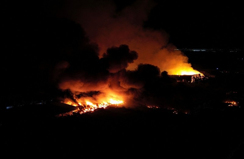 Ledakan terjadi akibat kebakaran di gedung-gedung yang berisi produk agrokimia di kompleks pabrik di kota Carlos Spegazzini, provinsi Buenos Aires, Argentina,Jumat (14/11/2025). (AFP/HANDOUT)