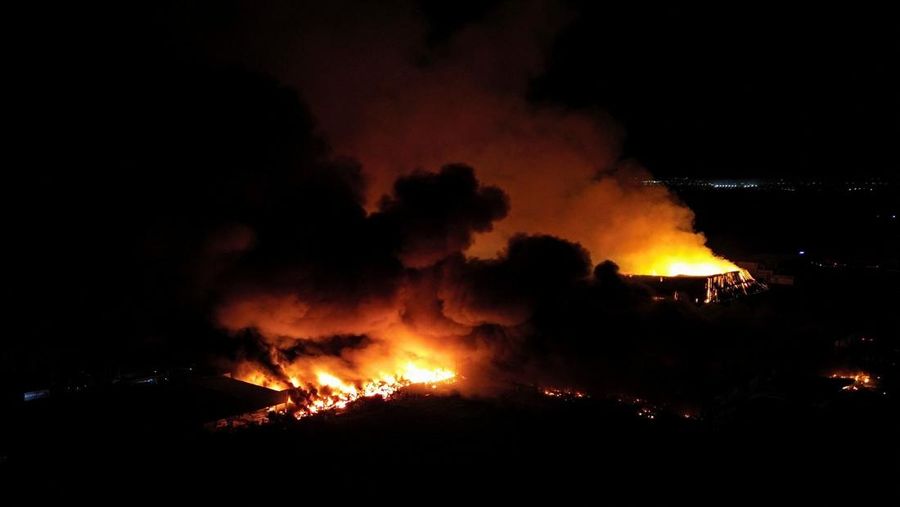 Ledakan terjadi akibat kebakaran di gedung-gedung yang berisi produk agrokimia di kompleks pabrik di kota Carlos Spegazzini, provinsi Buenos Aires, Argentina,Jumat (14/11/2025). (AFP/HANDOUT)