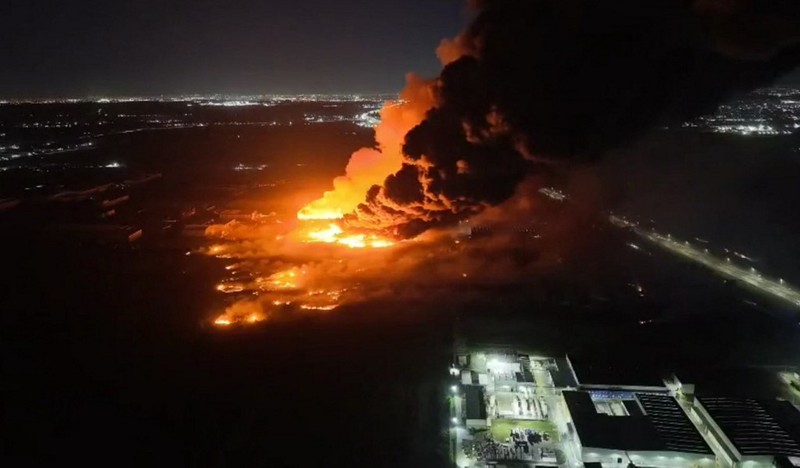 Ledakan terjadi akibat kebakaran di gedung-gedung yang berisi produk agrokimia di kompleks pabrik di kota Carlos Spegazzini, provinsi Buenos Aires, Argentina,Jumat (14/11/2025). (AFP/HANDOUT)