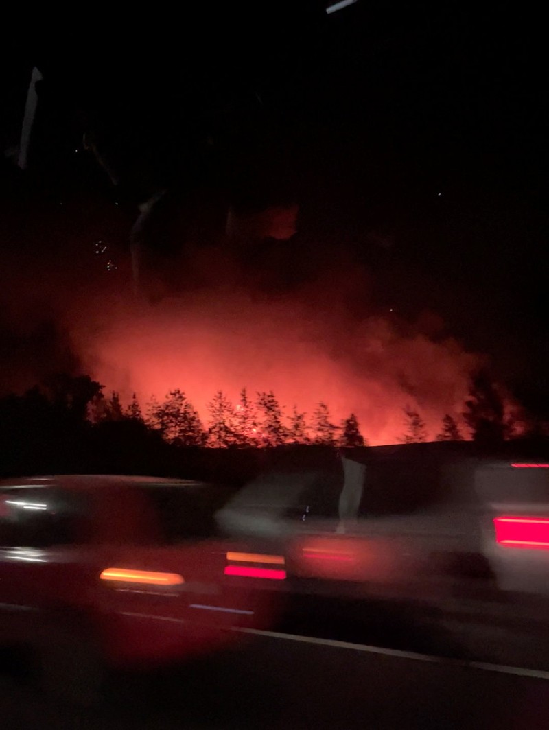 Ledakan terjadi akibat kebakaran di gedung-gedung yang berisi produk agrokimia di kompleks pabrik di kota Carlos Spegazzini, provinsi Buenos Aires, Argentina,Jumat (14/11/2025). (AFP/HANDOUT)