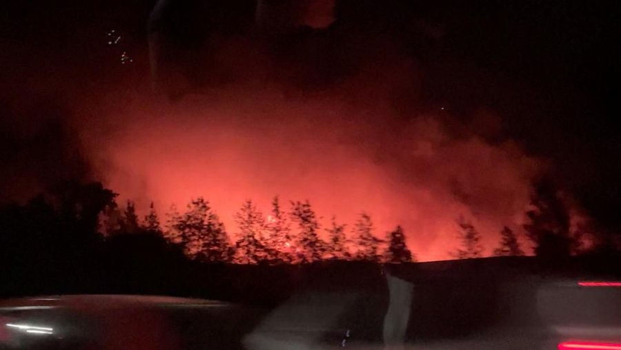 Ledakan terjadi akibat kebakaran di gedung-gedung yang berisi produk agrokimia di kompleks pabrik di kota Carlos Spegazzini, provinsi Buenos Aires, Argentina,Jumat (14/11/2025). (AFP/HANDOUT)
