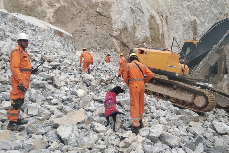 Pasca kecelakaan tambang pada area pertambangan Billi Markundi di distrik Sonbhadra, Uttar Pradesh, India, Minggu (16/11/2025). (NDRF/Handout via REUTERS)