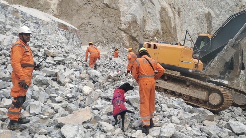 Pasca kecelakaan tambang pada area pertambangan Billi Markundi di distrik Sonbhadra, Uttar Pradesh, India, Minggu (16/11/2025). (NDRF/Handout via REUTERS)