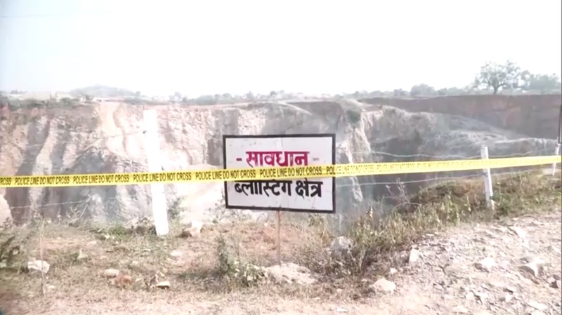 Pasca kecelakaan tambang pada area pertambangan Billi Markundi di distrik Sonbhadra, Uttar Pradesh, India, Minggu (16/11/2025). (NDRF/Handout via REUTERS)