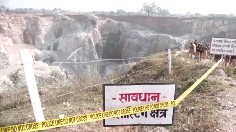 Pasca kecelakaan tambang pada area pertambangan Billi Markundi di distrik Sonbhadra, Uttar Pradesh, India, Minggu (16/11/2025). (NDRF/Handout via REUTERS)