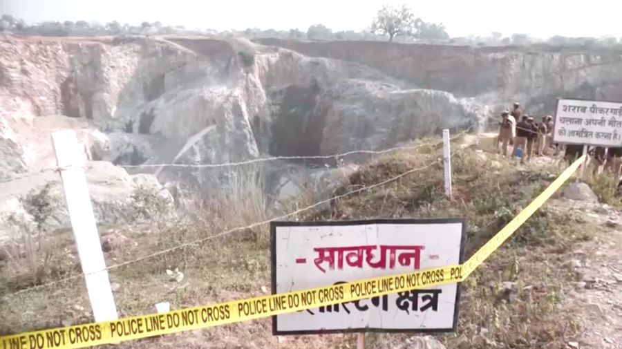 Pasca kecelakaan tambang pada area pertambangan Billi Markundi di distrik Sonbhadra, Uttar Pradesh, India, Minggu (16/11/2025). (NDRF/Handout via REUTERS)