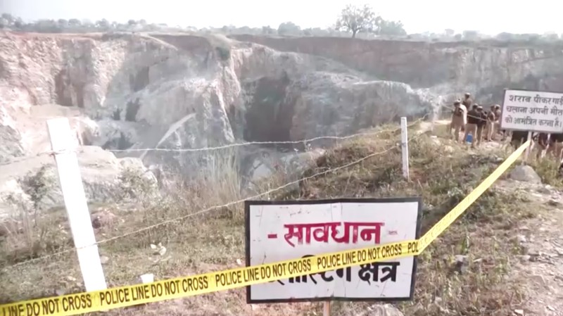 Pasca kecelakaan tambang pada area pertambangan Billi Markundi di distrik Sonbhadra, Uttar Pradesh, India, Minggu (16/11/2025). (NDRF/Handout via REUTERS)