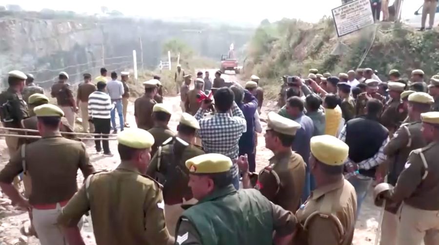 Pasca kecelakaan tambang pada area pertambangan Billi Markundi di distrik Sonbhadra, Uttar Pradesh, India, Minggu (16/11/2025). (NDRF/Handout via REUTERS)