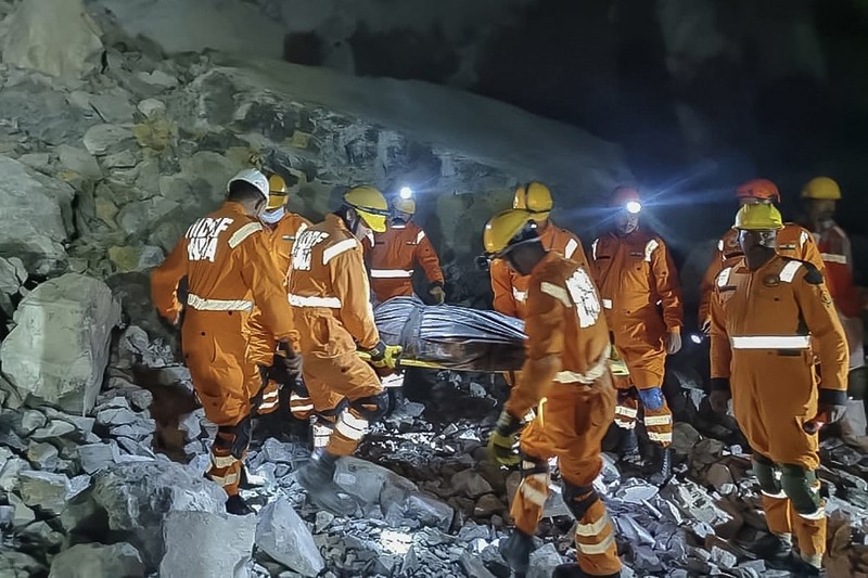 Pasca kecelakaan tambang pada area pertambangan Billi Markundi di distrik Sonbhadra, Uttar Pradesh, India, Minggu (16/11/2025). (NDRF/Handout via REUTERS)