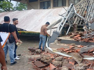 Gazebo Ambruk Timpa Mahasiswa Latihan Teater di Tasikmalaya, 17 Orang Luka