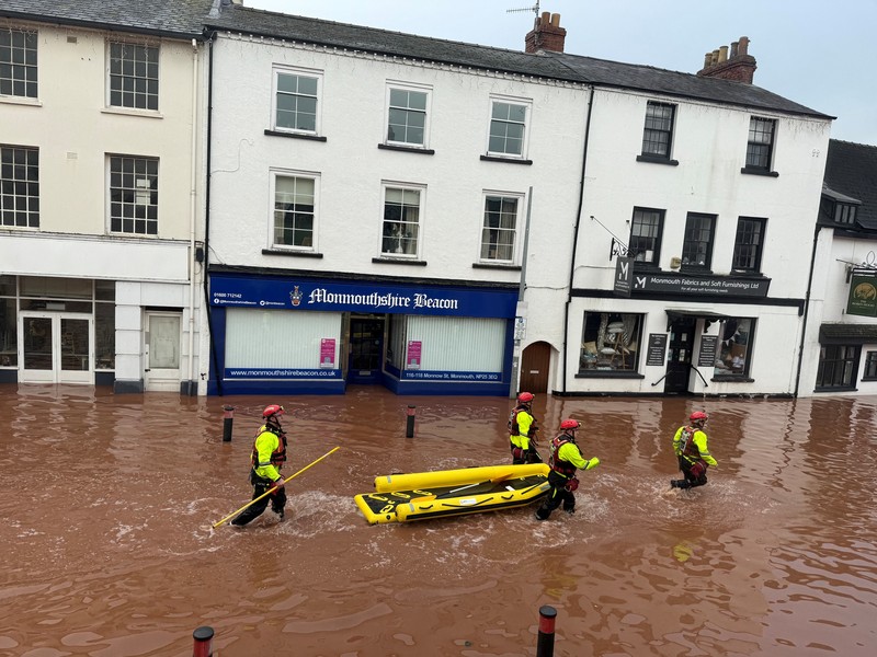 Banjir besar akibat meluapnya Sungai Monnow di Monmouth, Wales, Inggris. (South Wales Fire and Rescue Service/Handout via REUTERS)