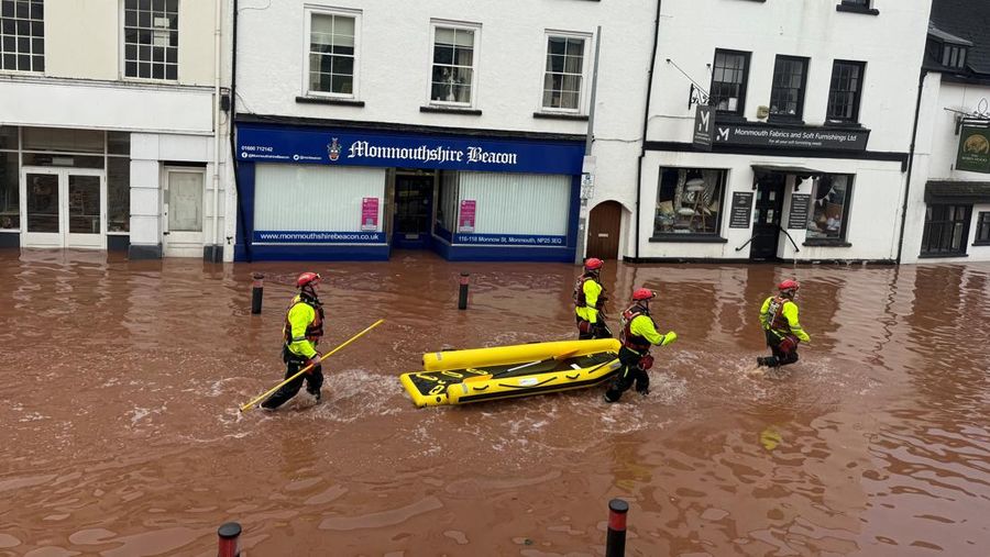 Banjir besar akibat meluapnya Sungai Monnow di Monmouth, Wales, Inggris. (South Wales Fire and Rescue Service/Handout via REUTERS)