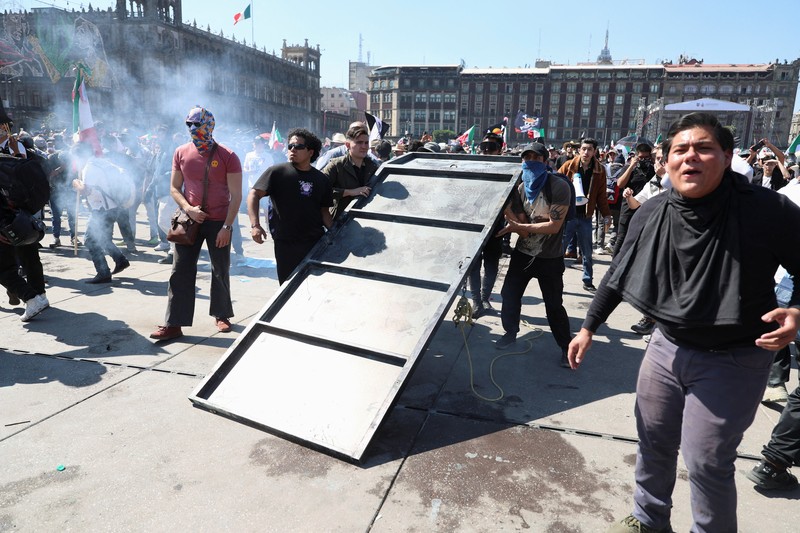 Ricuh saat protes terhadap ketidakamanan dan korupsi di Mexico City, Meksiko,Sabtu (15/11/2025). (REUTERS/Luis Cortes)