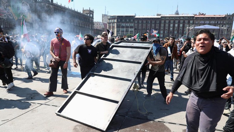 Ricuh saat protes terhadap ketidakamanan dan korupsi di Mexico City, Meksiko,Sabtu (15/11/2025). (REUTERS/Luis Cortes)