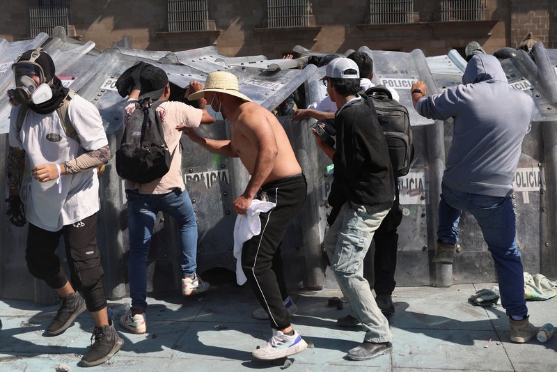 Ricuh saat protes terhadap ketidakamanan dan korupsi di Mexico City, Meksiko,Sabtu (15/11/2025). (REUTERS/Luis Cortes)