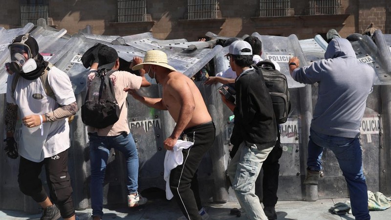 Ricuh saat protes terhadap ketidakamanan dan korupsi di Mexico City, Meksiko,Sabtu (15/11/2025). (REUTERS/Luis Cortes)
