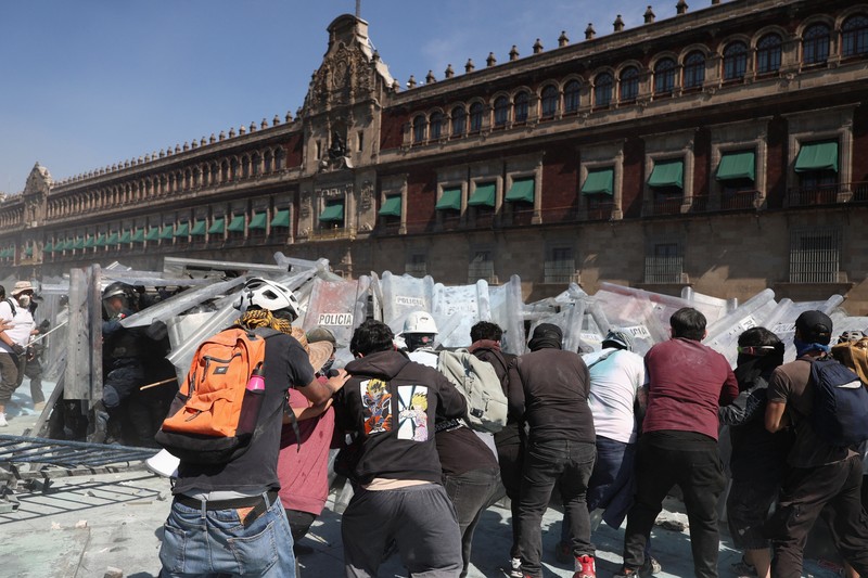 Ricuh saat protes terhadap ketidakamanan dan korupsi di Mexico City, Meksiko,Sabtu (15/11/2025). (REUTERS/Luis Cortes)