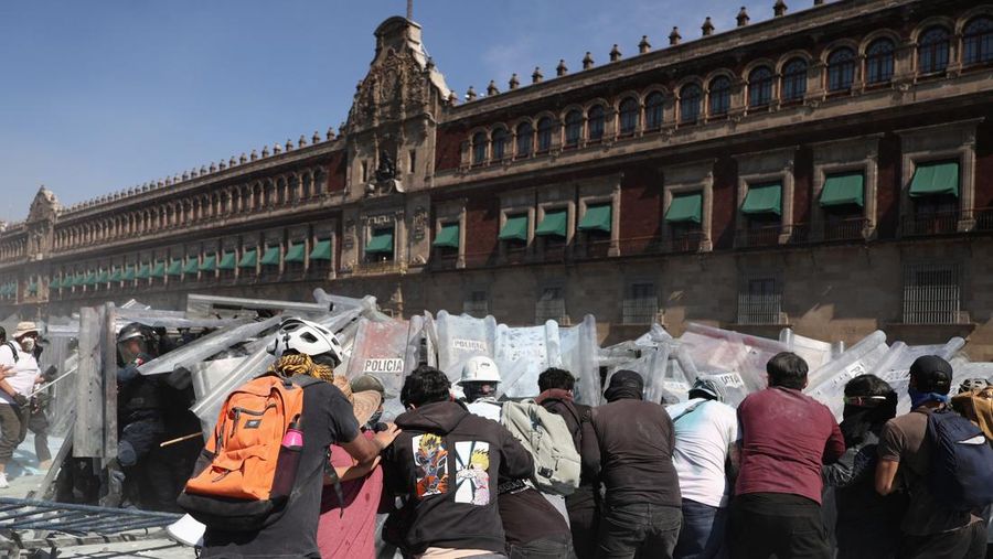 Ricuh saat protes terhadap ketidakamanan dan korupsi di Mexico City, Meksiko,Sabtu (15/11/2025). (REUTERS/Luis Cortes)