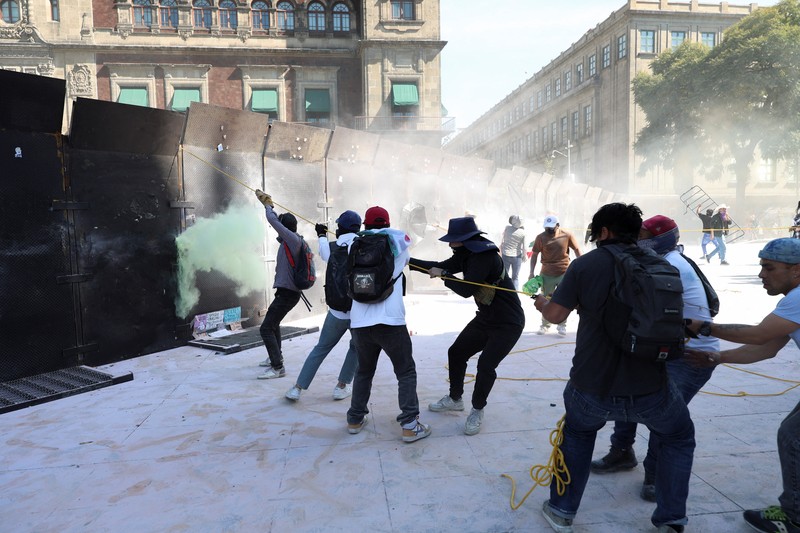 Ricuh saat protes terhadap ketidakamanan dan korupsi di Mexico City, Meksiko,Sabtu (15/11/2025). (REUTERS/Luis Cortes)