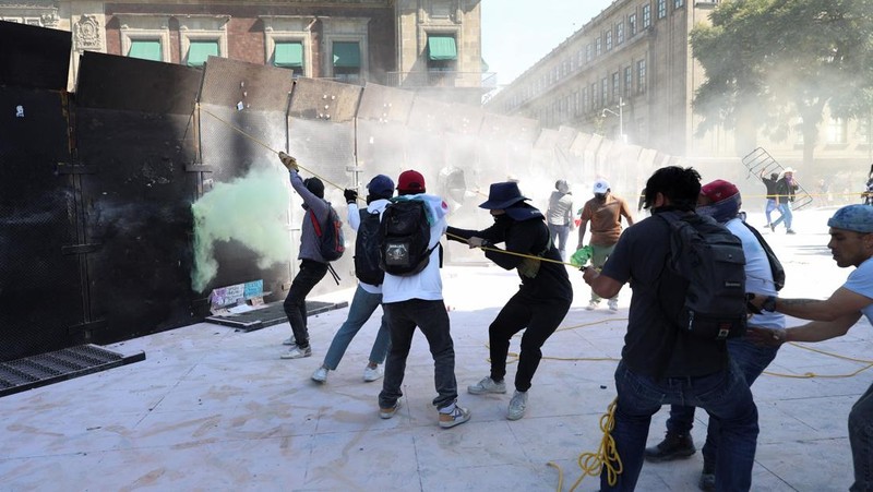 Ricuh saat protes terhadap ketidakamanan dan korupsi di Mexico City, Meksiko,Sabtu (15/11/2025). (REUTERS/Luis Cortes)