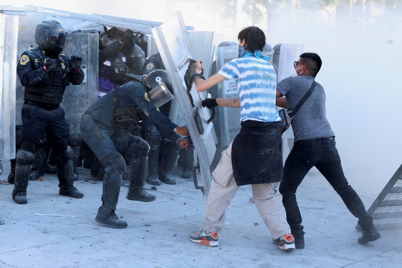 Ricuh saat protes terhadap ketidakamanan dan korupsi di Mexico City, Meksiko,Sabtu (15/11/2025). (REUTERS/Luis Cortes)