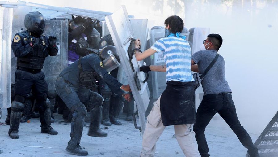 Ricuh saat protes terhadap ketidakamanan dan korupsi di Mexico City, Meksiko,Sabtu (15/11/2025). (REUTERS/Luis Cortes)