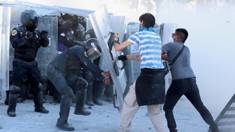 Ricuh saat protes terhadap ketidakamanan dan korupsi di Mexico City, Meksiko,Sabtu (15/11/2025). (REUTERS/Luis Cortes)
