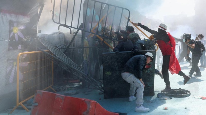 Ricuh saat protes terhadap ketidakamanan dan korupsi di Mexico City, Meksiko,Sabtu (15/11/2025). (REUTERS/Luis Cortes)
